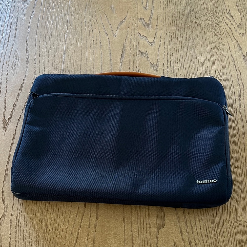 Tomtoc Padded laptop case/carrier with handle